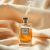 Perfumy na skórze czy na ubraniach: kiedy i jak aplikować, by zapach trwał dłużej i nie szkodził tkaninom